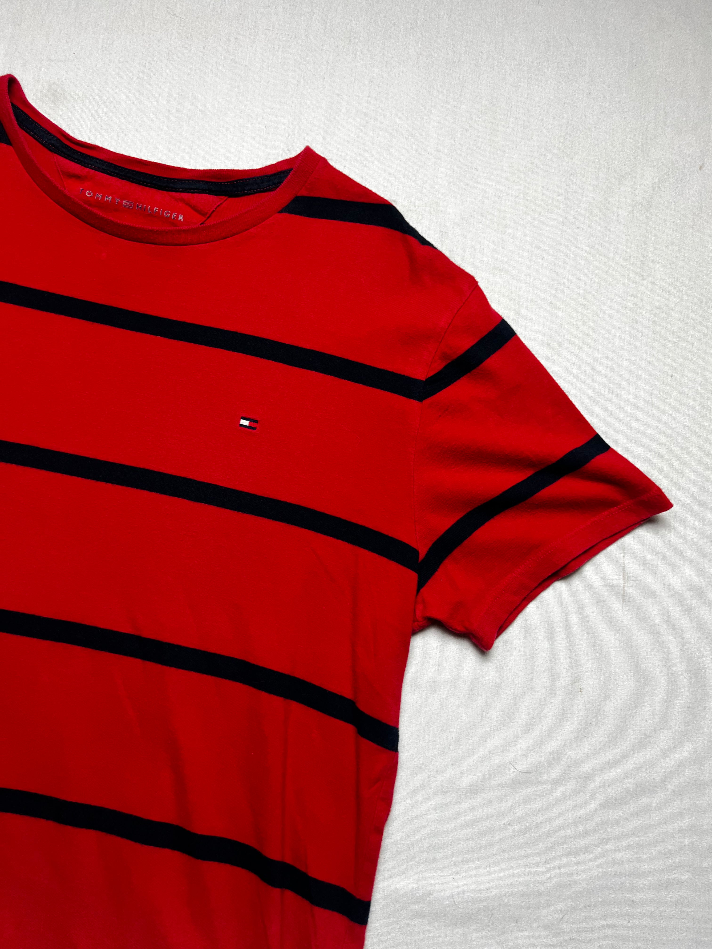(M) T-shirt Tommy Hilfiger rayé rouge et bleu marine