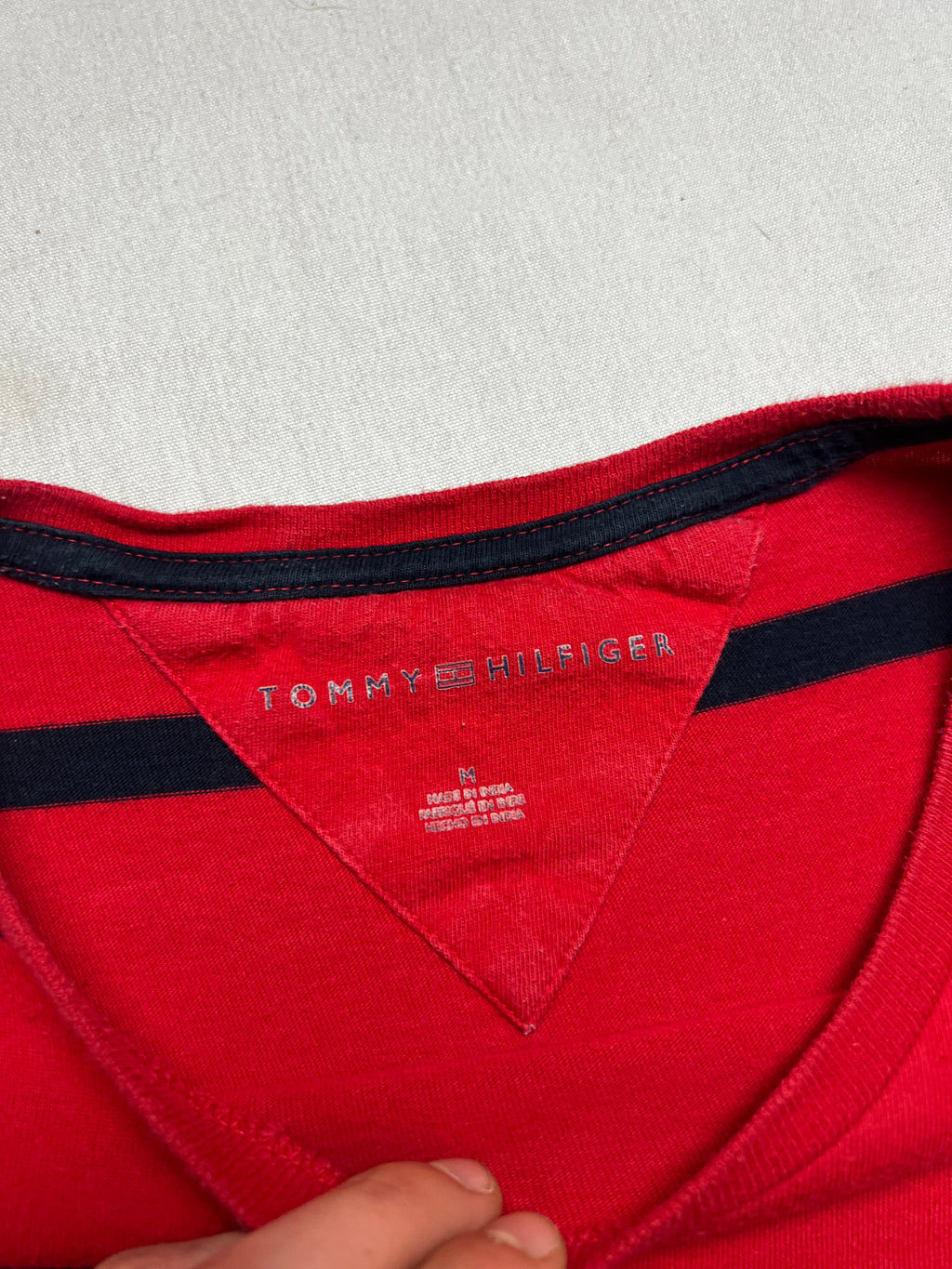 (M) T-shirt Tommy Hilfiger rayé rouge et bleu marine