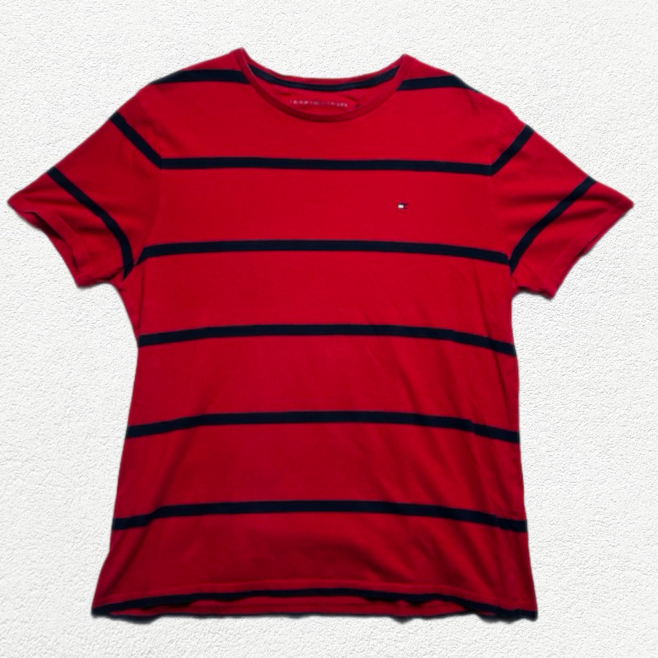 (M) T-shirt Tommy Hilfiger rayé rouge et bleu marine