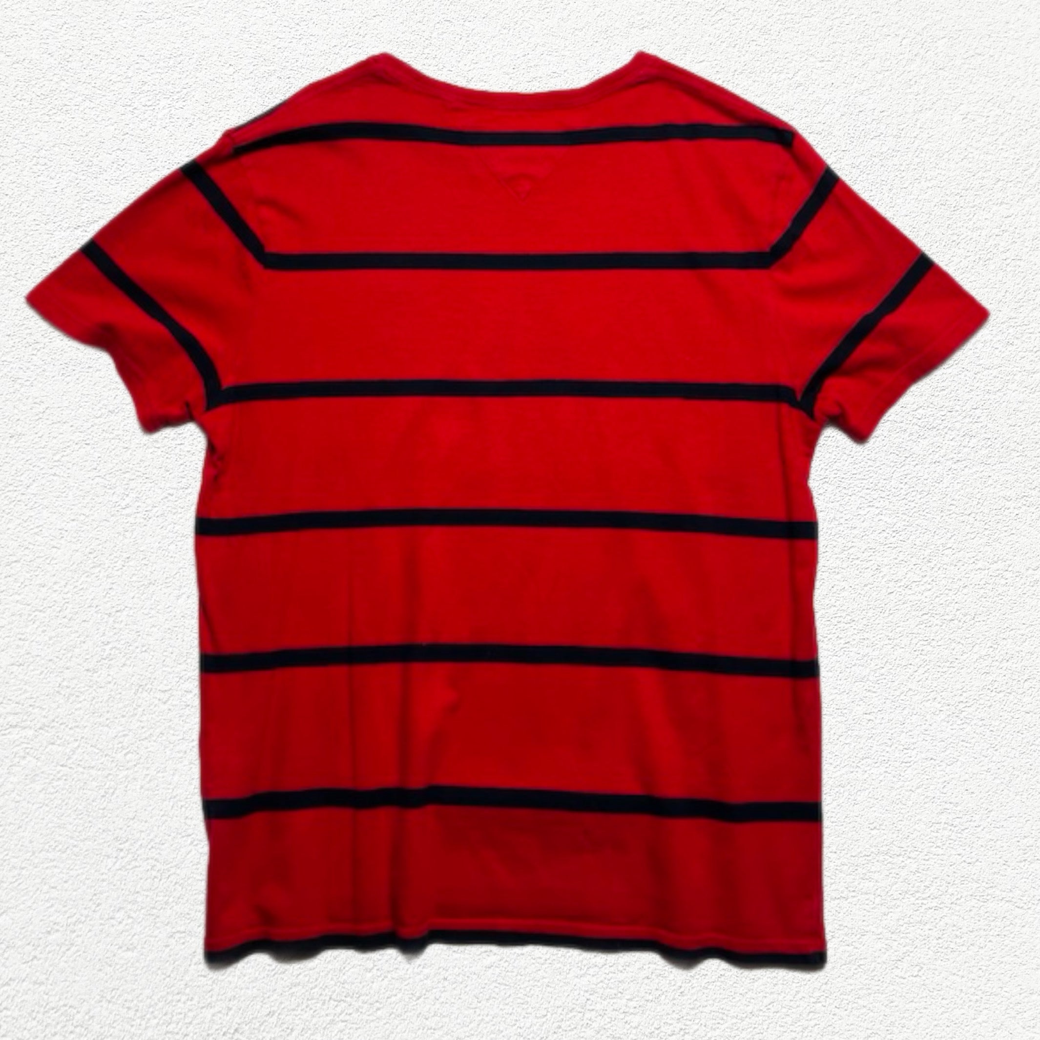 (M) T-shirt Tommy Hilfiger rayé rouge et bleu marine
